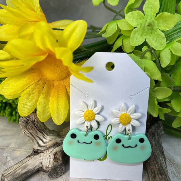 Handmade Jewelry - Frog Daisy Earrings.